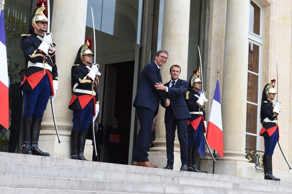Vučićev poklon Makrona ostavio BEZ TEKSTA, a i vas će (FOTO)