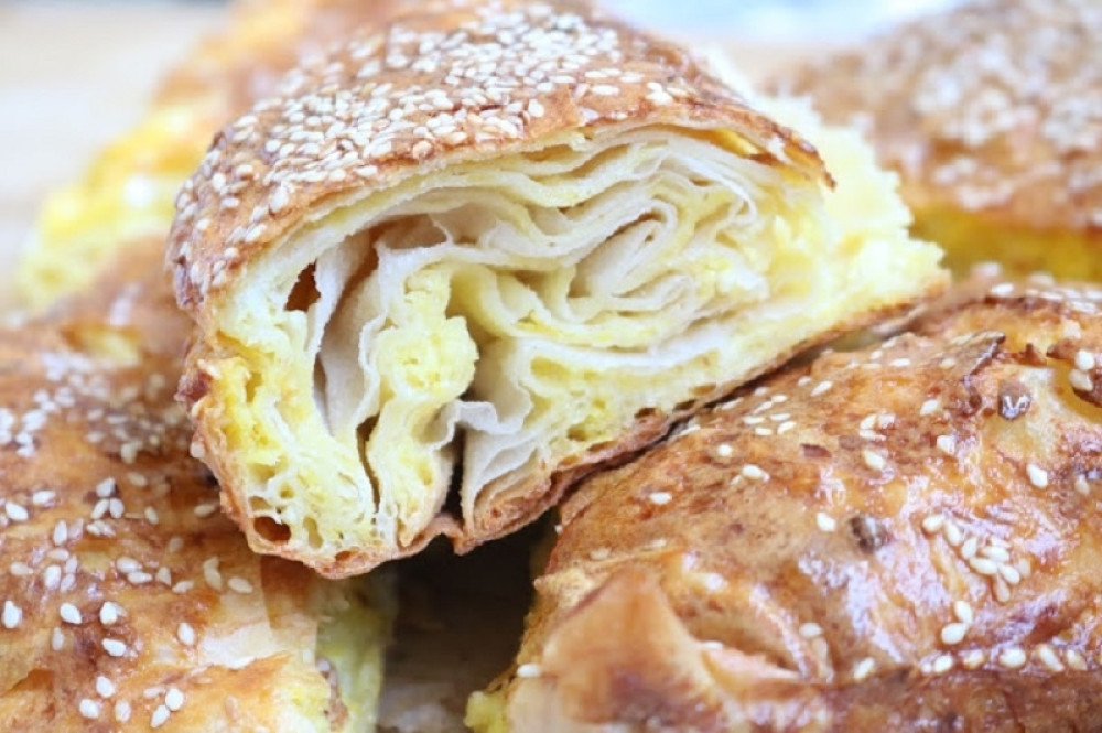 Evo kako da napravite fenomenalnu trouglastu pitu sa sirom! (VIDEO)