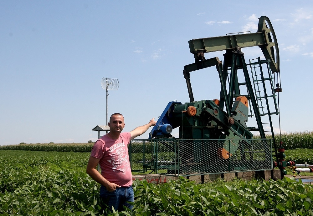 Sa Sašinog zemljišta izvlače naftu i uzimaju milione, a njemu daju 5,000 DINARA za godinu dana!