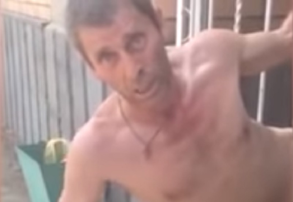 POTPUNO GO muškarac se zaglavio u ogradi, a njegovo objašnjenje te situacije je SMEHOTRESNO!