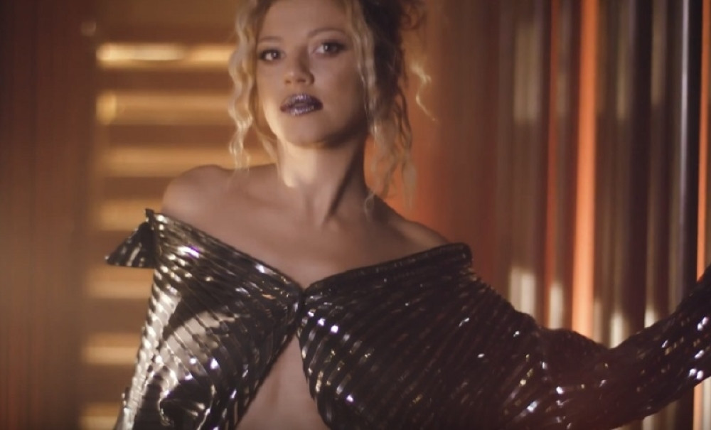 Kija BEZ BRUSA IZDOMINIRALA! Zapalila internet spotom za svoju prvu pesmu sa Ministarkama!