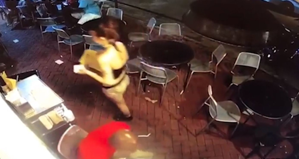 Zavukao konobarici ruku u guzu, a onda se gorko pokajao zbog toga! (VIDEO)