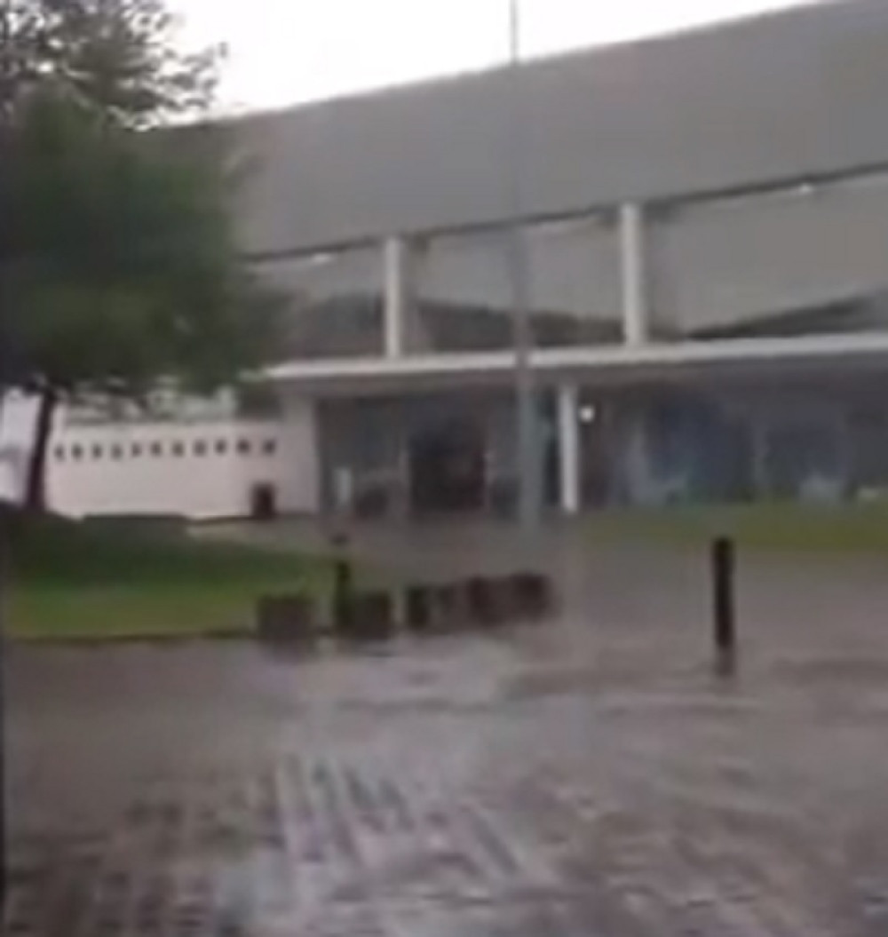 Ženu gađao grom dok je u ruci držala JEDNU STVAR (UZNEMIRUJUĆ VIDEO)