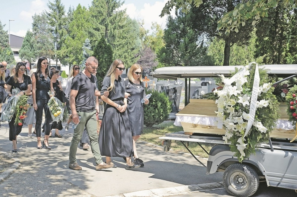 Učesnica "Farme" se u suzama oprostila od majke, Lepi Mića je tešio, a na sahranu je došao i ON!