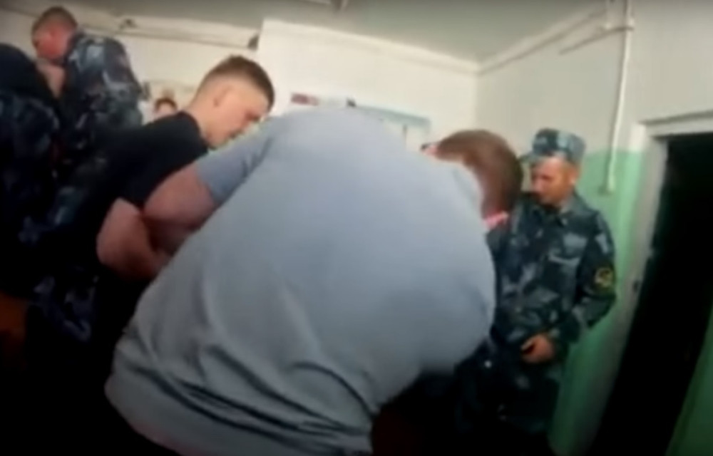 Zatvorenika skinuli golog, vezali za sto, krvnički tukli i sve to SNIMALI (VIDEO 18+)