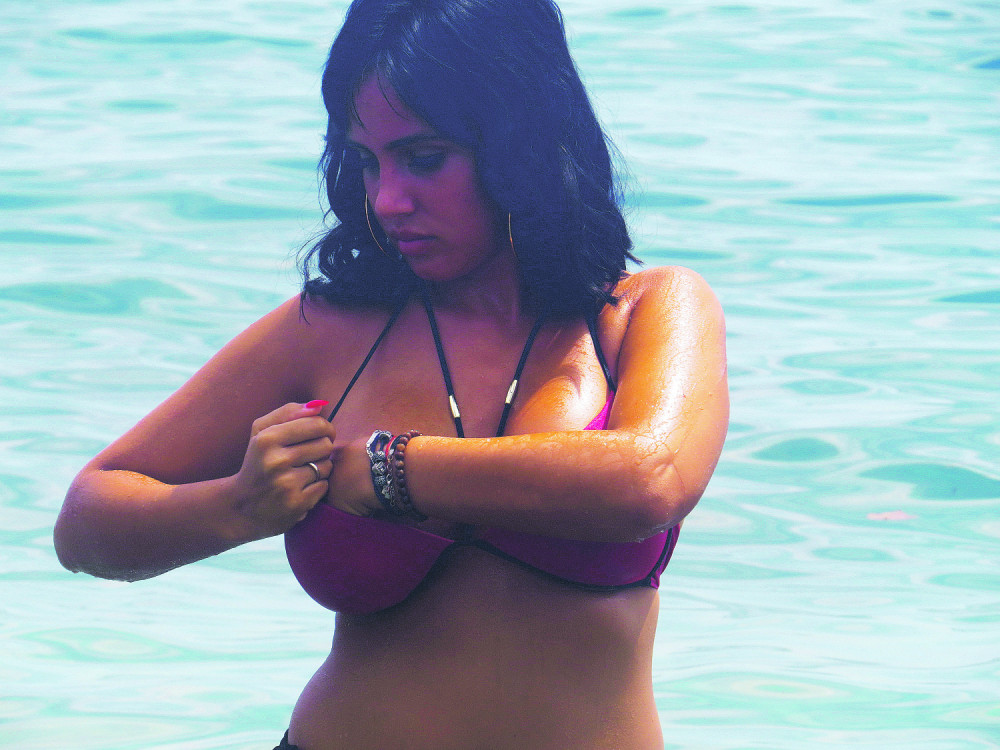 Aleksandri ispadale grudi iz tesnog bikinija!