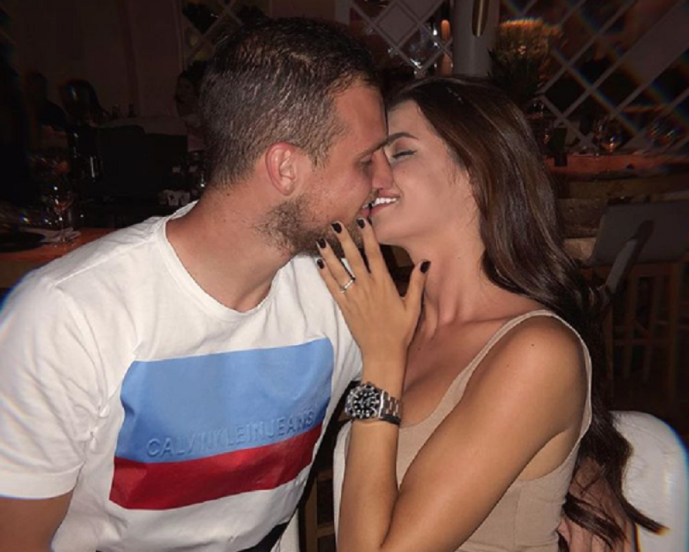 Ana i Predrag Rajković izveli sina iz bolnice! Ono što je manekenka držala u ruci privuklo je pažnju svima! (FOTO)