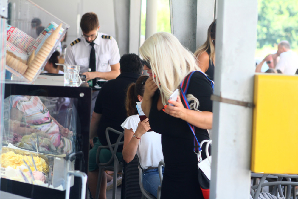 Sreli smo Daru Bubamaru na aerodromu, a ZBOG OVOGA su svi gledali u nju!