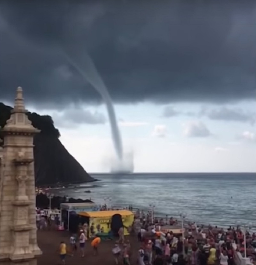TORNADO udario na krajnje neočekivanom mestu, reakcije kupača su POTPUNO NEOČEKIVANE! (VIDEO)