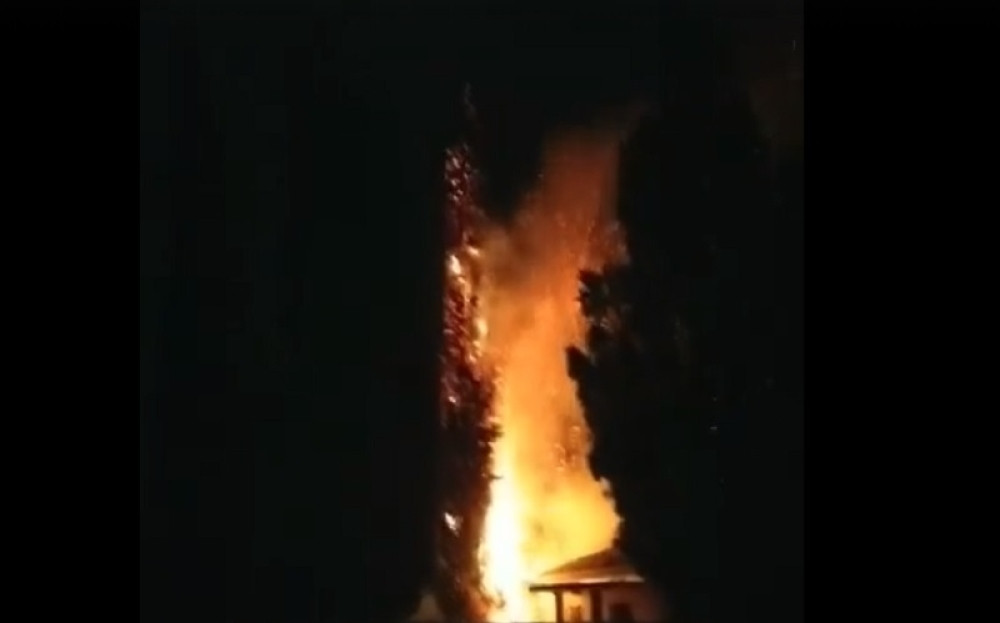 Prvo je padao grad veličine šljive, a onda je munja ZAPALILA GROBLJE! (VIDEO)