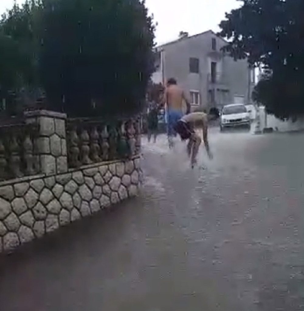 Istru pogodilo stravično nevreme, GRAD VELIČINE ŠLJIVE RAZBIO PRIMORJE (VIDEO)