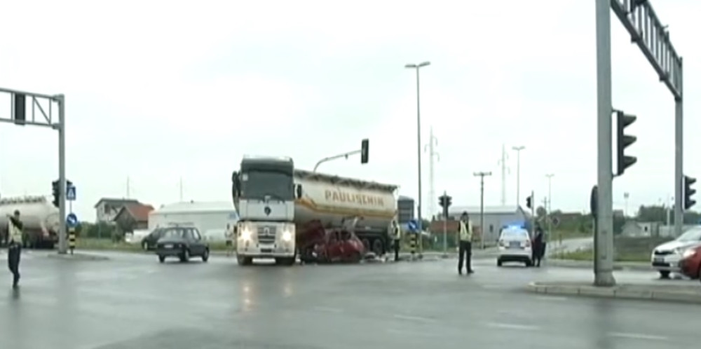 Radnici točili gorivo u cisterne iz Srbije, a onda ljudi počeli da ISKAČU! Morali su dvaput da pogledaju da li dobro vide!