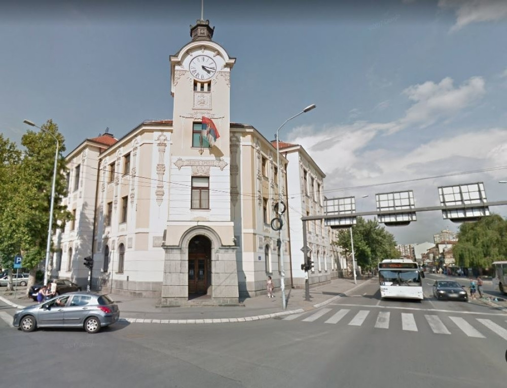 NAPAD U NIŠU Potrešće vas teška životna priča devojke (17) koju je starac izbo u sudu!