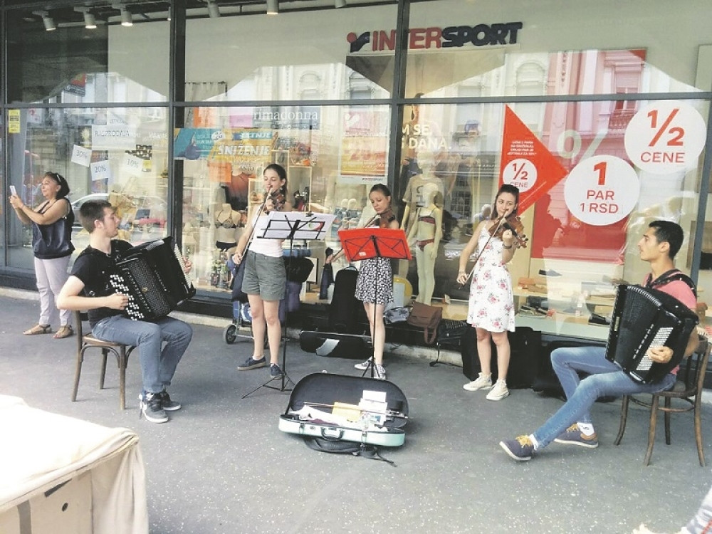 Svirkom skupljaju novac za školovanje