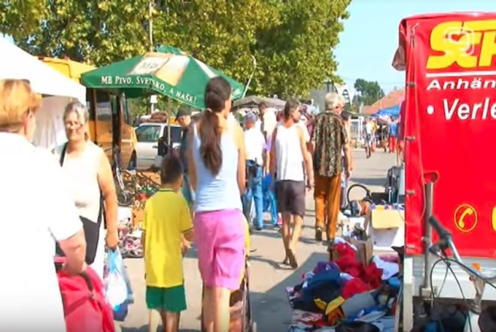 Na ovoj pijaci u Srbiji se oblače domaće "silikonke", ali i poznata voditeljka i njena porodica