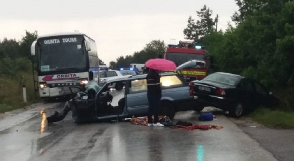 Automobil se zakucao u autobus, pa u drugo vozilo, čulo se zapomaganje i lila je krv, TROJE MRTVIH! (FOTO)