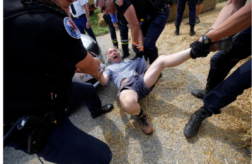 Policija bacala suzavac na seljake, biciklisti padali ko pokošeni (FOTO)