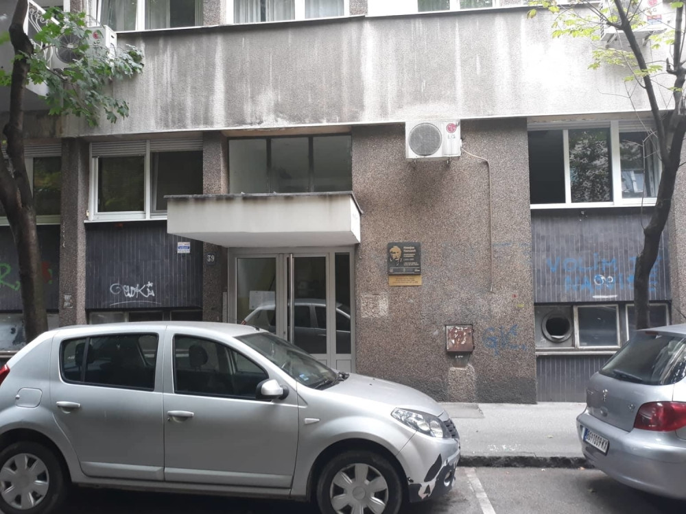 Pogledajte šta mu piše na tablicama, svi su se okretali i slikali ga (FOTO)