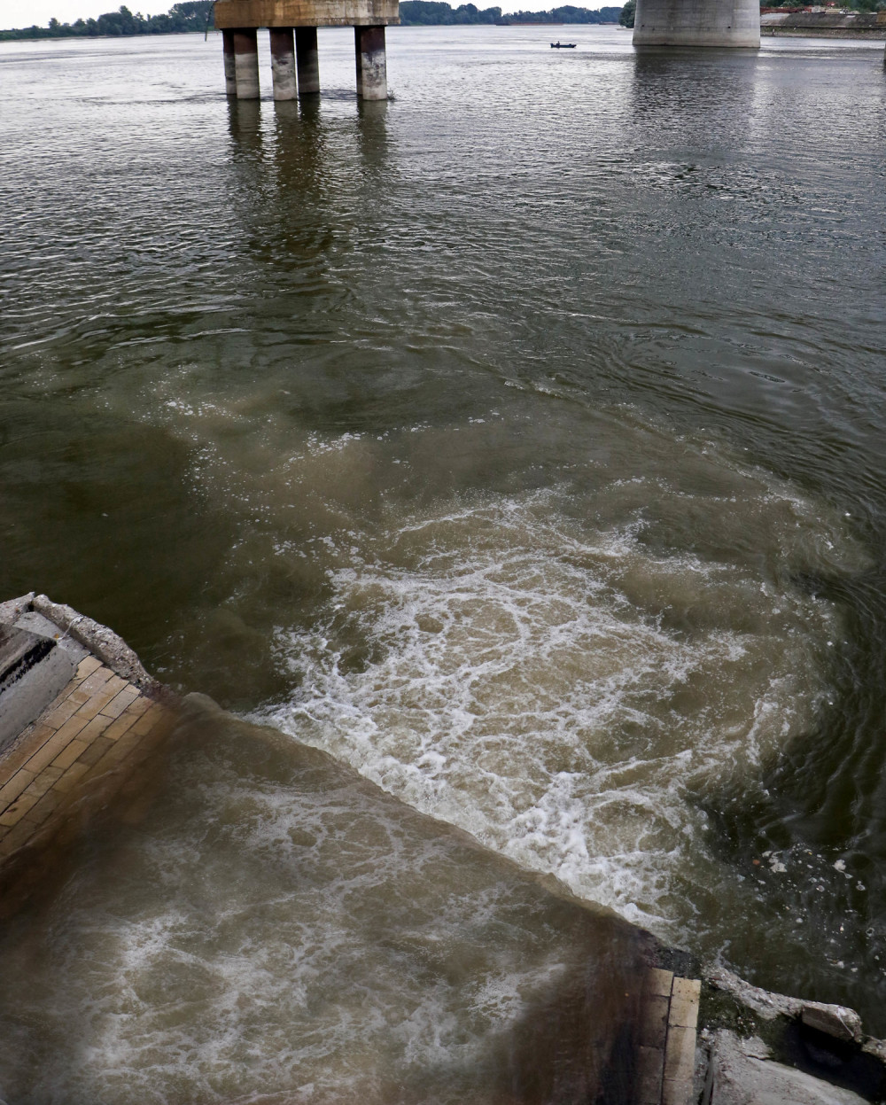 Splav na Dunavu POČEO DA TONE dok su maturanti igrali, počeli da beže i skaču u vodu!