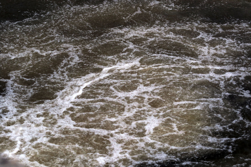 NEPOZNATA TEČNOST SE IZLILA U DUNAV, reka peni, niko ne zna šta je!