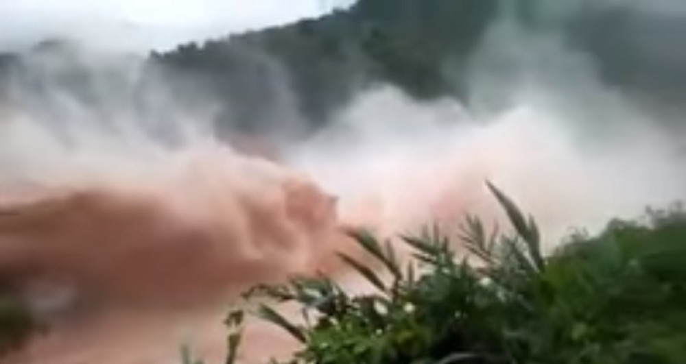 Pukla brana, na stotine nestalo pod tonama kamena i vode!