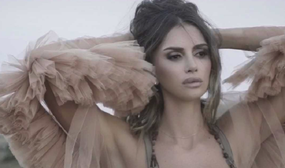 Emina Jahović ima novi letnji hit!