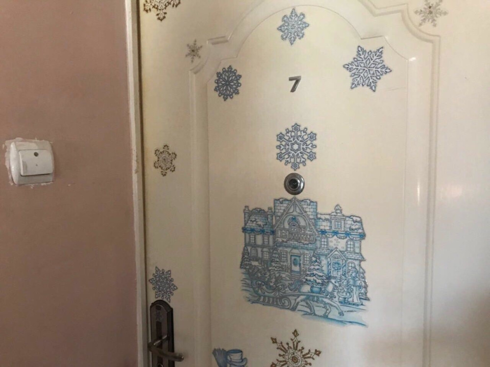 Ekipa Alo! ispred stana u kojem žive Milić i njegova supruga Suzana (FOTO)