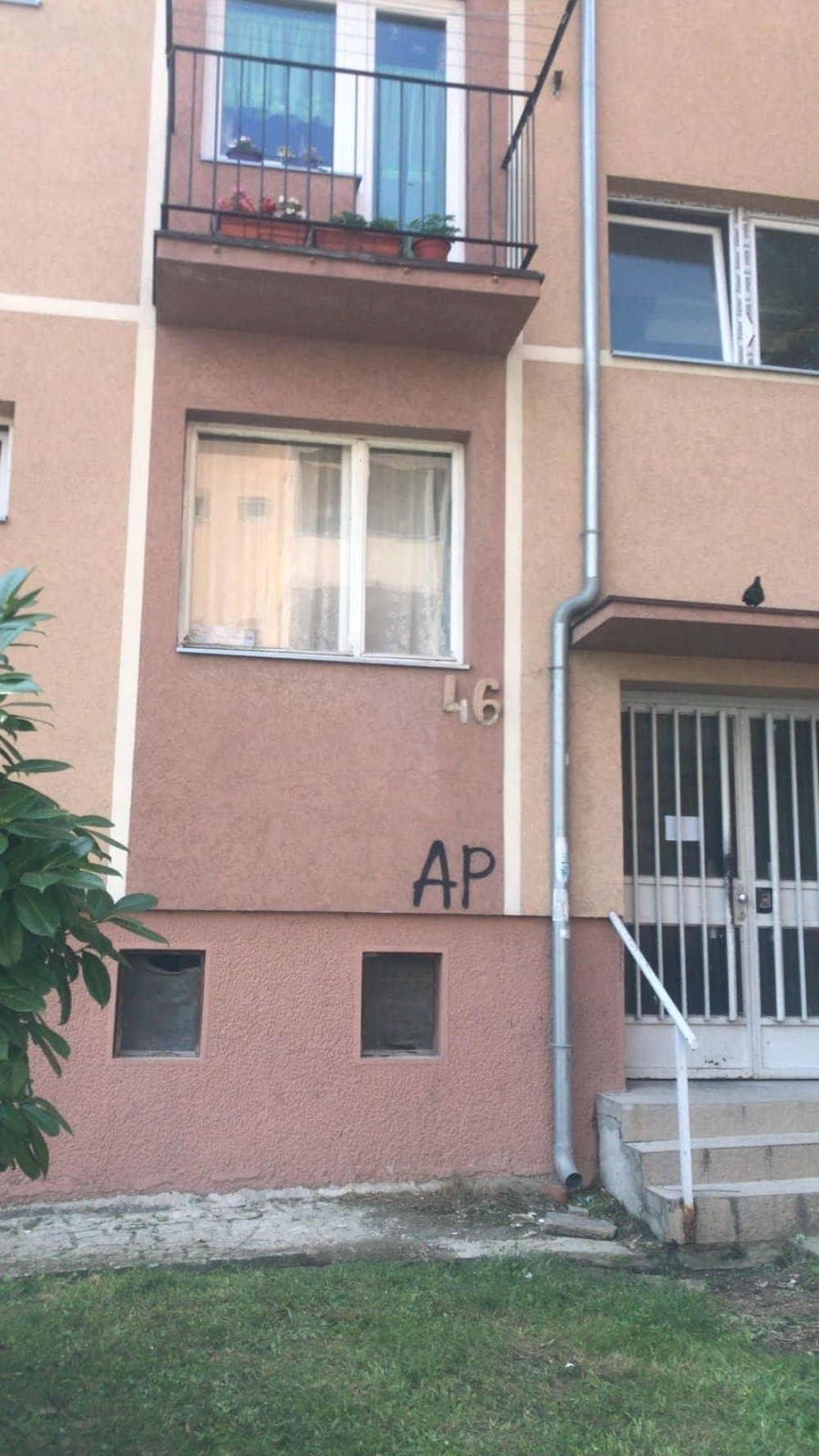 Tu su godinama spavali narkomani, stanari su istraumirani... Upravnica zgrade u kojoj živi Milić Vukašinović otkriva za Alo!