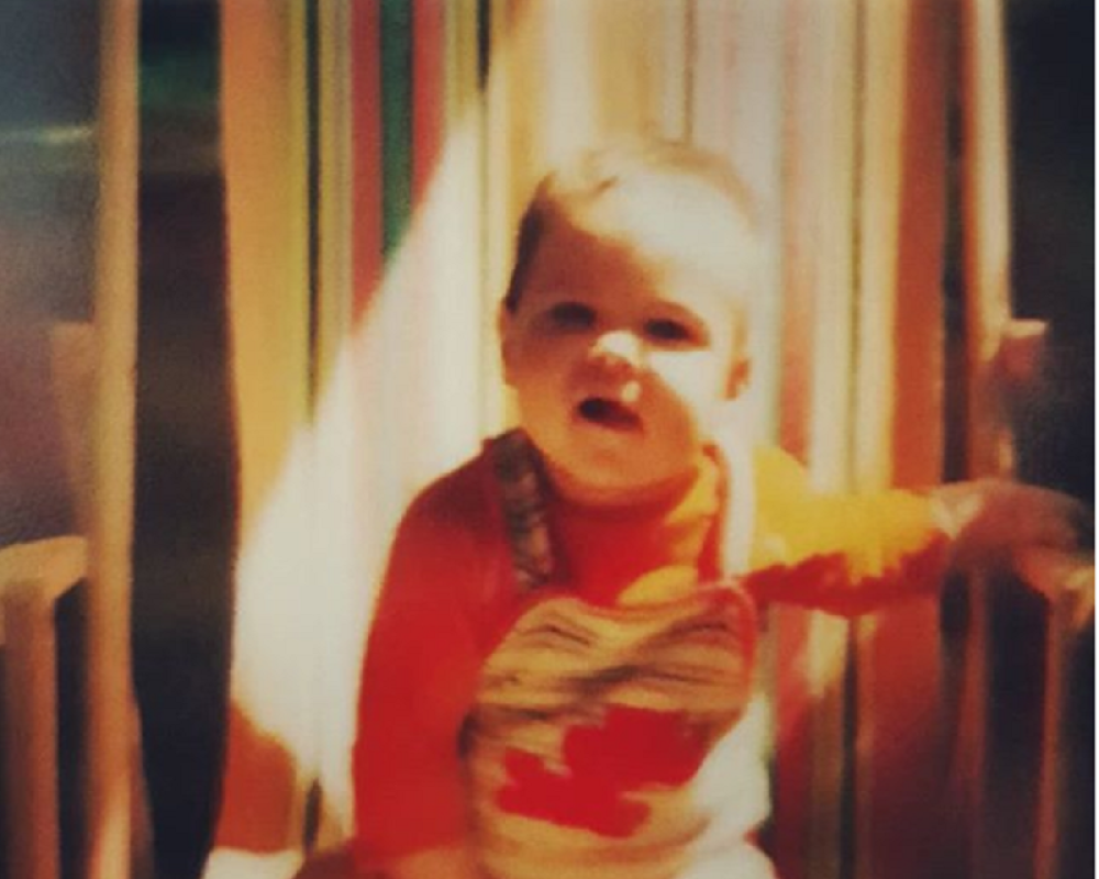 DA LI JE PREPOZNAJETE? Naša glumica podelila fotografiju koja u njenom srcu ima posebno mesto (FOTO)