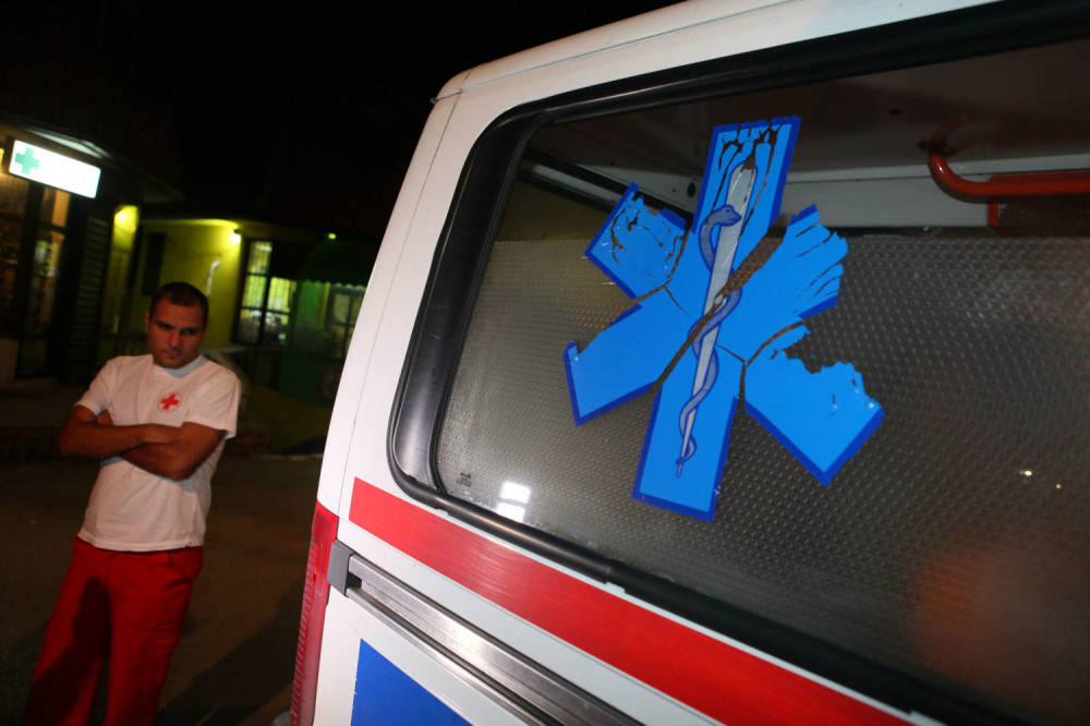 Ženi koju je udario autobus amputirana noga, a lopovi odžeparili vozača!