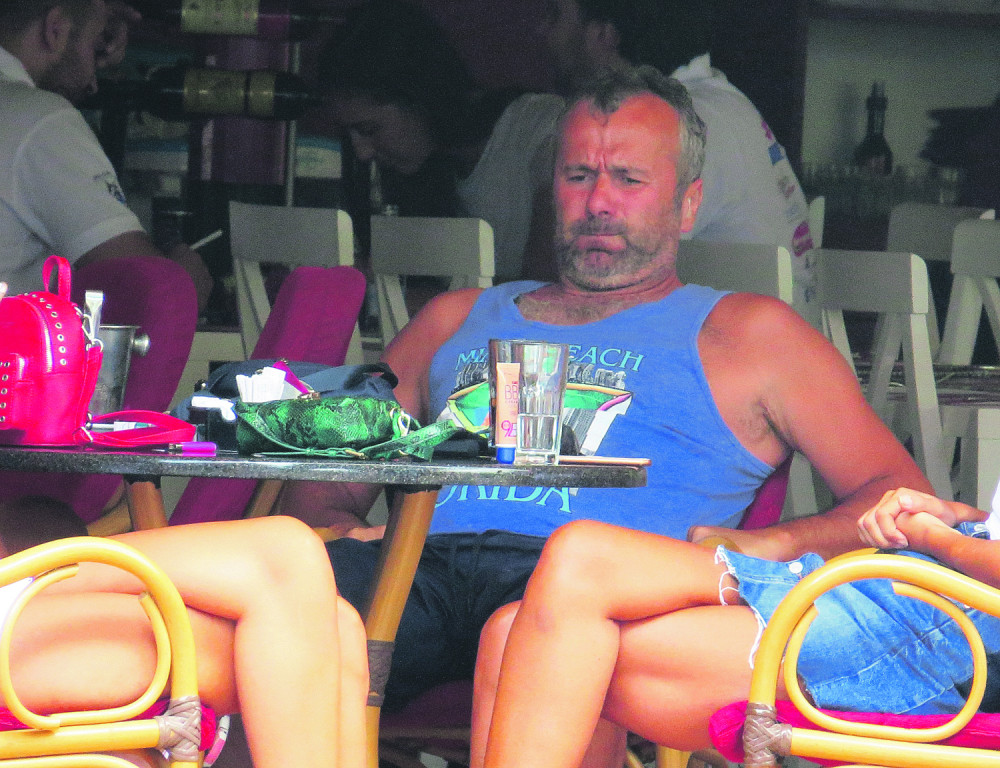 Deka Dejo niti vidi, niti čuje!