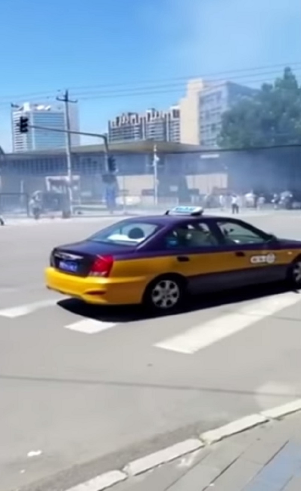 Žena se polila benzinom ispred AMERIČKE AMBASADE?!