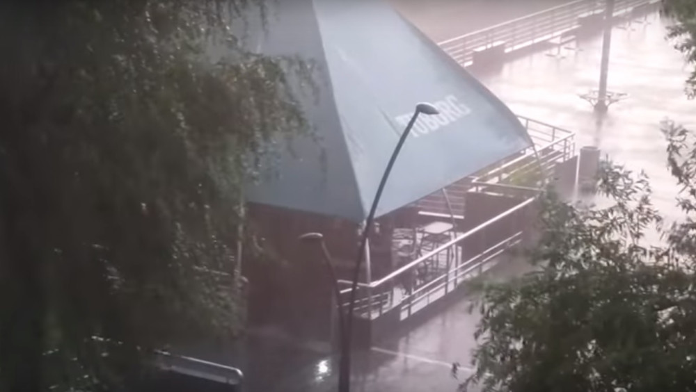 Jaka kiša se stuštila kod Kraljeva, PUTEVI SU UNIŠTENI, na snazi vanredna situacija