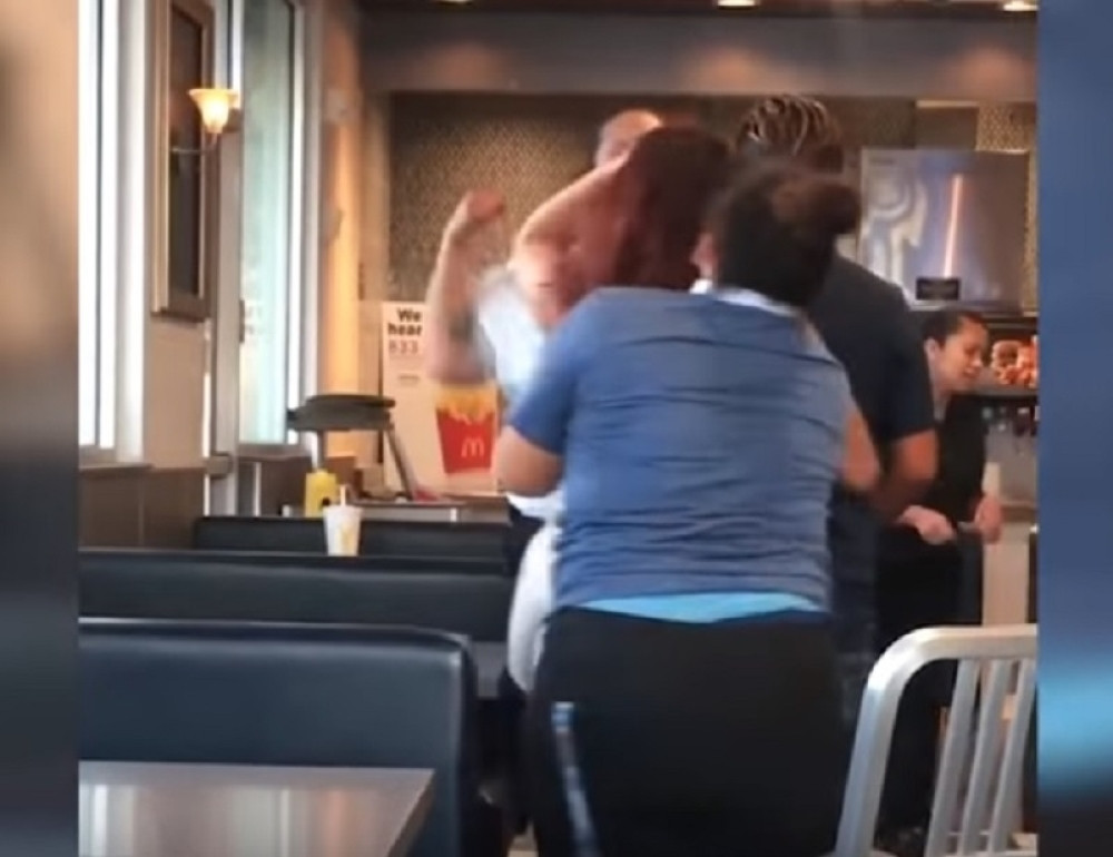 Devojke su ih odbile, a onda je grupa siledžija uradila nešto zbog čega se i OBEZBEĐENJE ZGROZILO