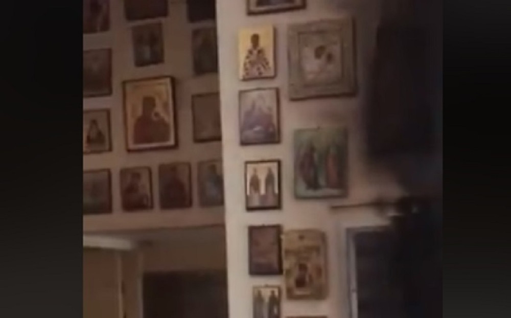 Ušli u kuću koja je uništena u požaru, a onda pogledali zid i videli da su IKONE OSTALE NETAKNUTE! (VIDEO)