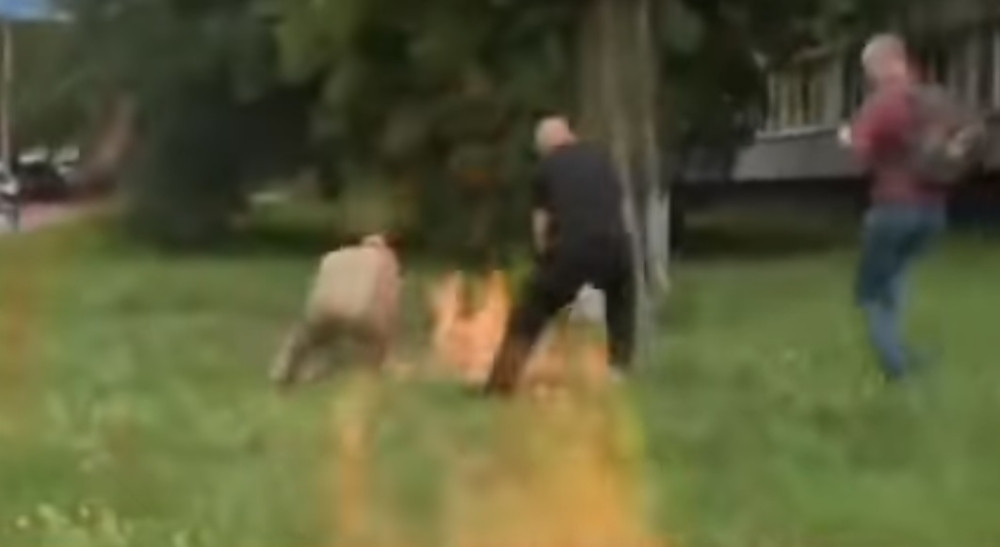 Vojnik se zapalio ispred Ministarstva odbrane nakon što je otpušten iz službe!