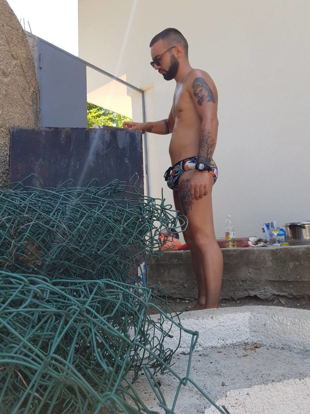 Naš pevač se skinuo u gaće, pa počeo da roštilja na moru! Turisti ga ŠOKIRANO GLEDALI (FOTO)