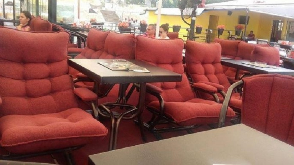 Otišla sam u poznati beogradski splav i doživela NERVNI SLOM zbog bezobrazluka vlasnika (FOTO)