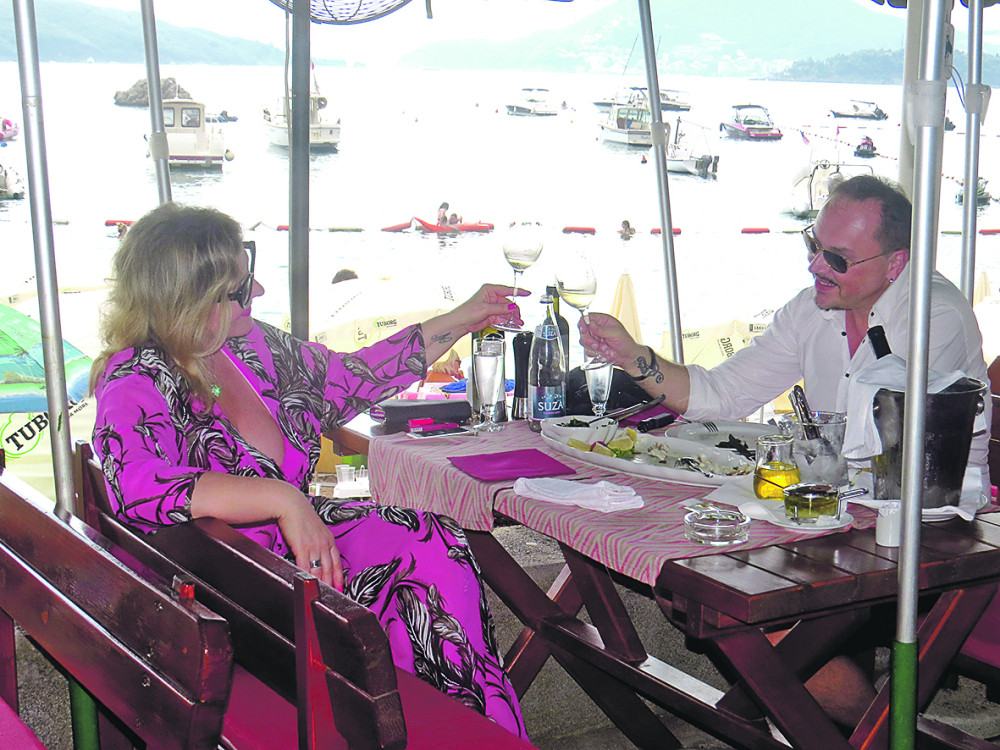 Pevač iskeširao OZBILJNU SUMU NOVCA za ručak sa verenicom