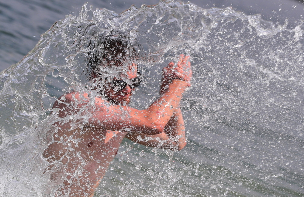 Dok nas dave sparina i bujice, ljudi po svet padaju mrtvi od vrućine - evo da li i SRBIJU OČEKUJU PAKLENE TEMPERATURE!