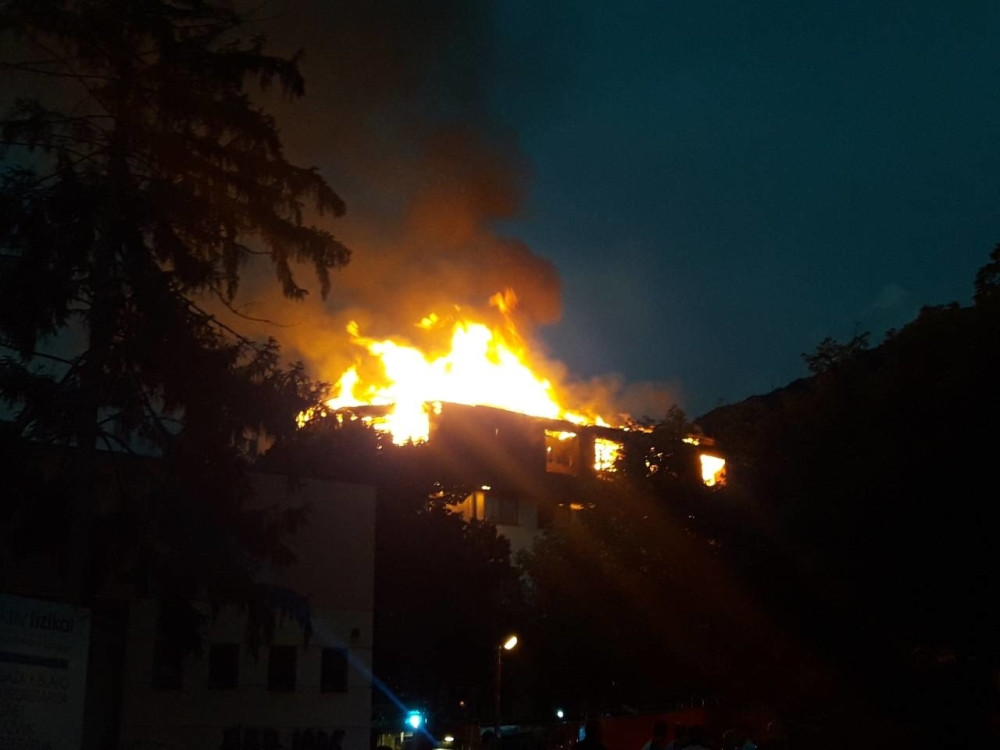 Izgoreo hotel u Niškoj banji, ruše se zidovi, desetine vatrogasaca GASILO POŽAR