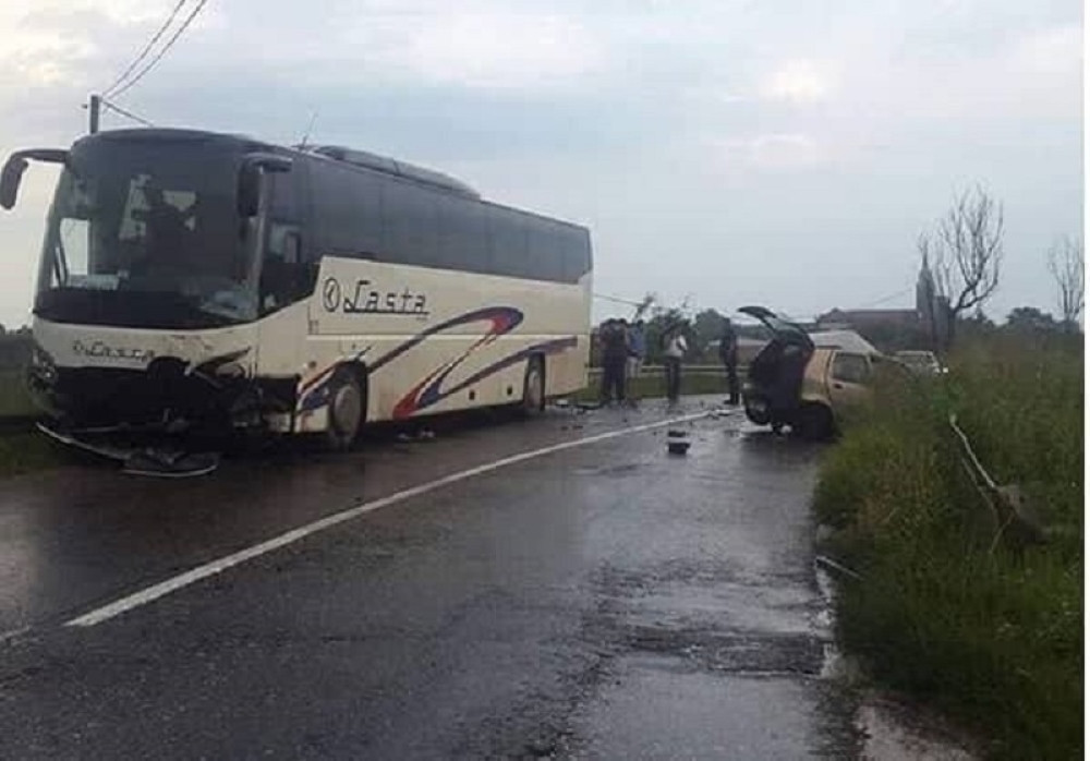 Prešao u suprotnu traku, udario u "Lastu" i poginuo na licu mesta, povređeni i putnici u autobusu! (FOTO)