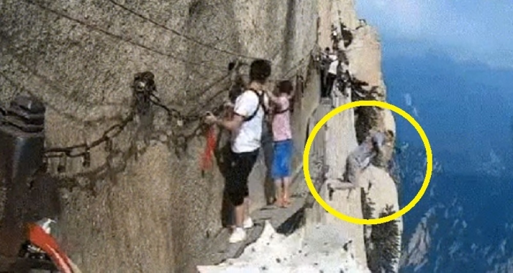 Pred desetinama turista izvršio SAMOUBISTVO SKOKOM SA LITICE VISOKE 2.000 METARA! (JEZIV VIDEO)