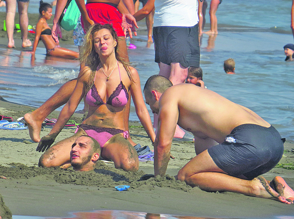 Tvrde da su samo prijatelji, a evo šta Kija i Vuk Mob rade na moru!