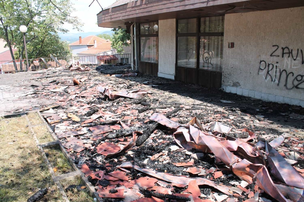 VATROGASCI I DALJE DEŽURAJU Evo šta je ostalo od hotela "Partizan" nakon sinoćnjeg požara! (FOTO)