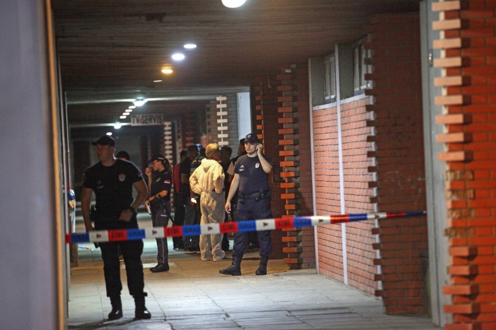 Janko zgrabio nož i počeo da kasapi oca! ČOVEK OSTAO DA LEŽI U LOKVI KRVI