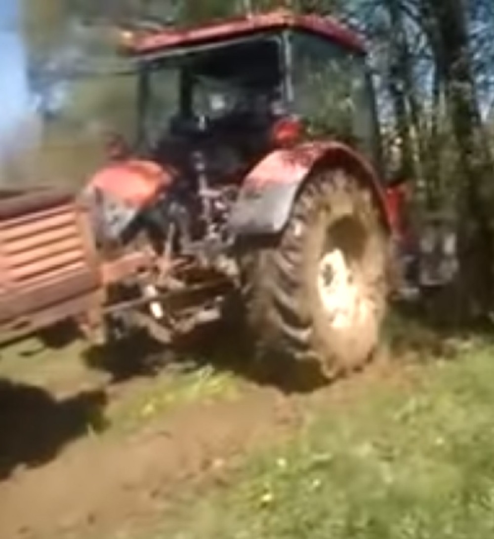 Dete je našao kod traktora, a nesrećna majka morala je hitno u bolnicu