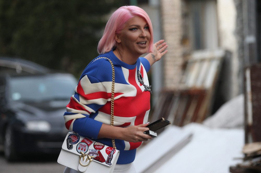 KARLEUŠA OTKRILA VISINU SVOG HONORARA O ovoj cifri možemo da maštamo, a onda je POKOPALA KIJU!