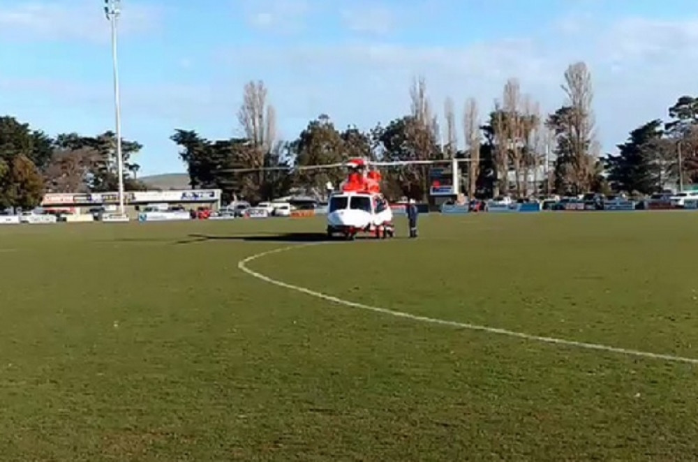 Fudbaler (20) se SRUŠIO usred meča i PREMINUO, PLAKALI svi na stadionu! (VIDEO)