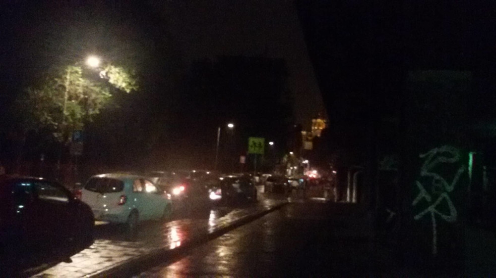 Prolom oblaka u Srbiji! U Beogradu lije kao iz kabla! Temperatura žestoko pala, građani u zimskim jaknama